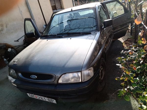 Продавам Ford Escort на делови